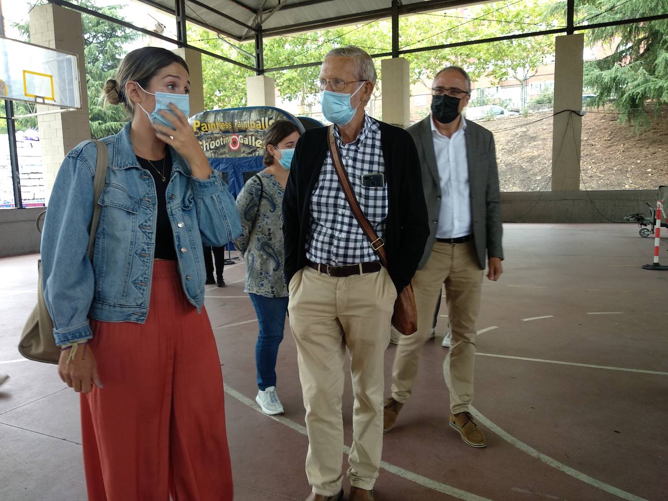 El alcalde de Ponferrada (I) junto a la edil de Fiestas (C), en la inauguración de Peque Encina. 