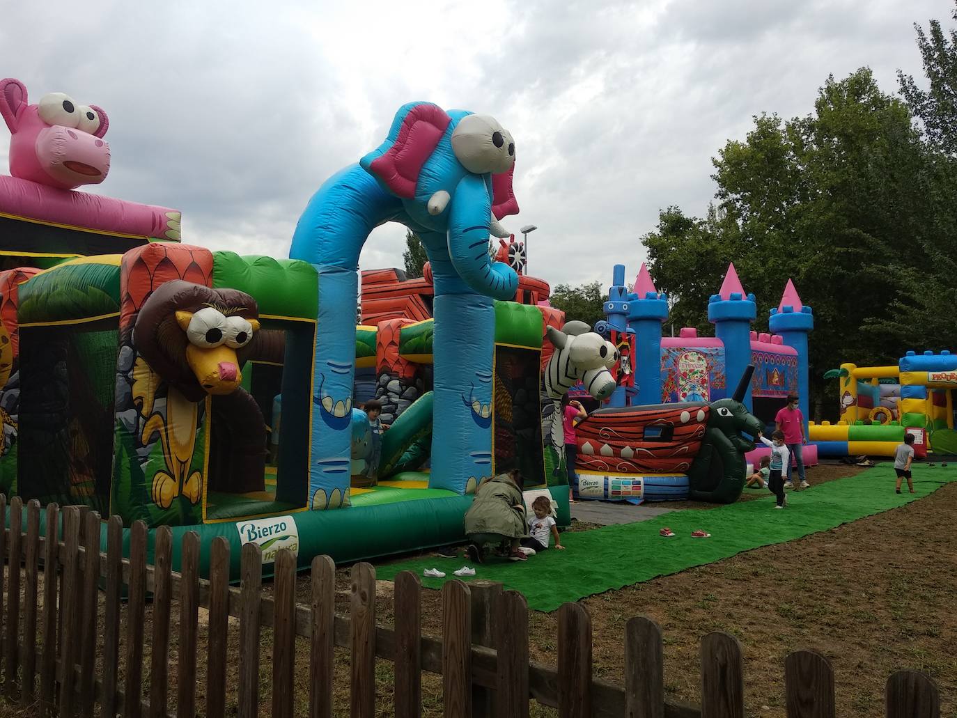 El alcalde de Ponferrada (I) junto a la edil de Fiestas (C), en la inauguración de Peque Encina. 