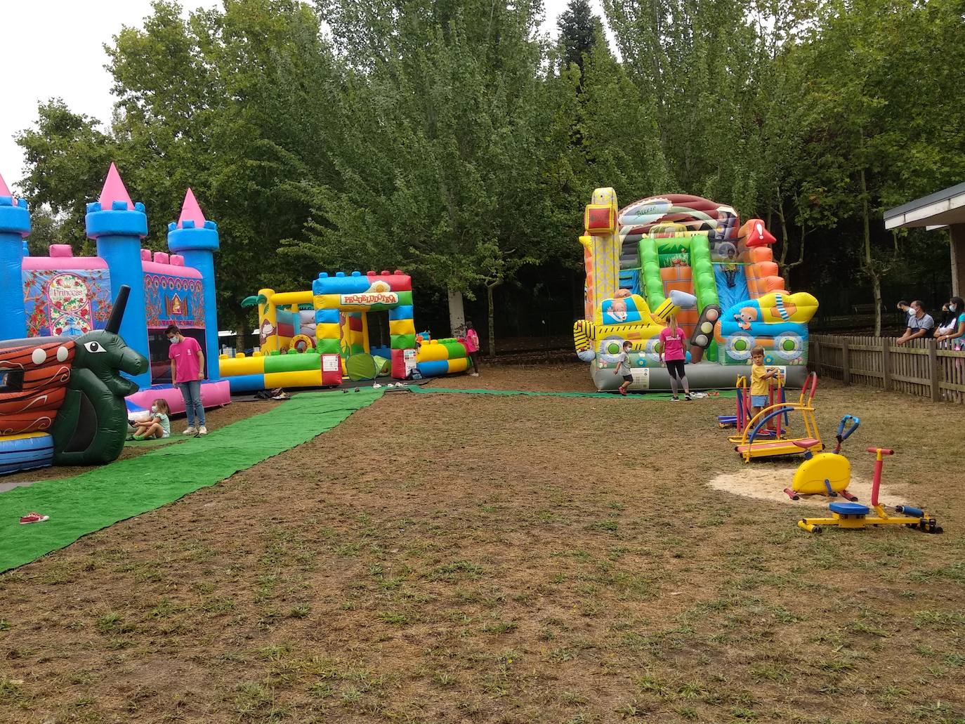 El alcalde de Ponferrada (I) junto a la edil de Fiestas (C), en la inauguración de Peque Encina. 