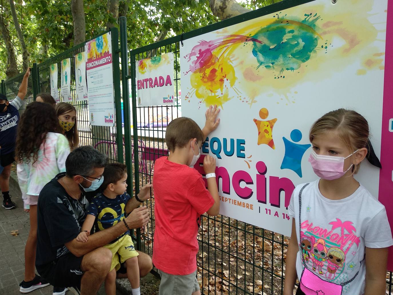 El alcalde de Ponferrada (I) junto a la edil de Fiestas (C), en la inauguración de Peque Encina. 