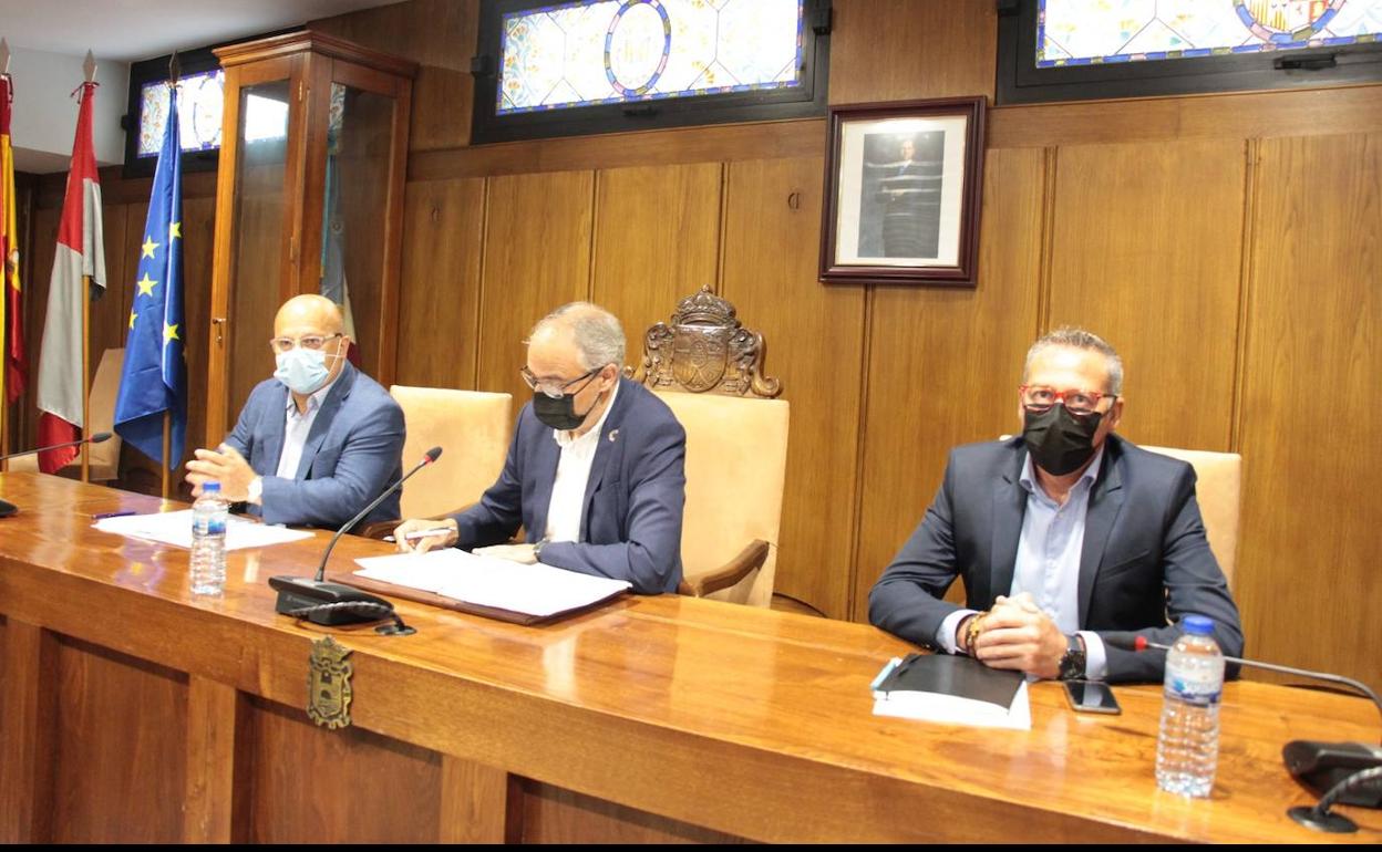 El alcalde de Ponferrada, Olegario Ramón, junto al subdelegado del Gobierno, Faustino Sánchez, y el concejal de Seguridad, José Antonio Cartón, durante la reunión. 