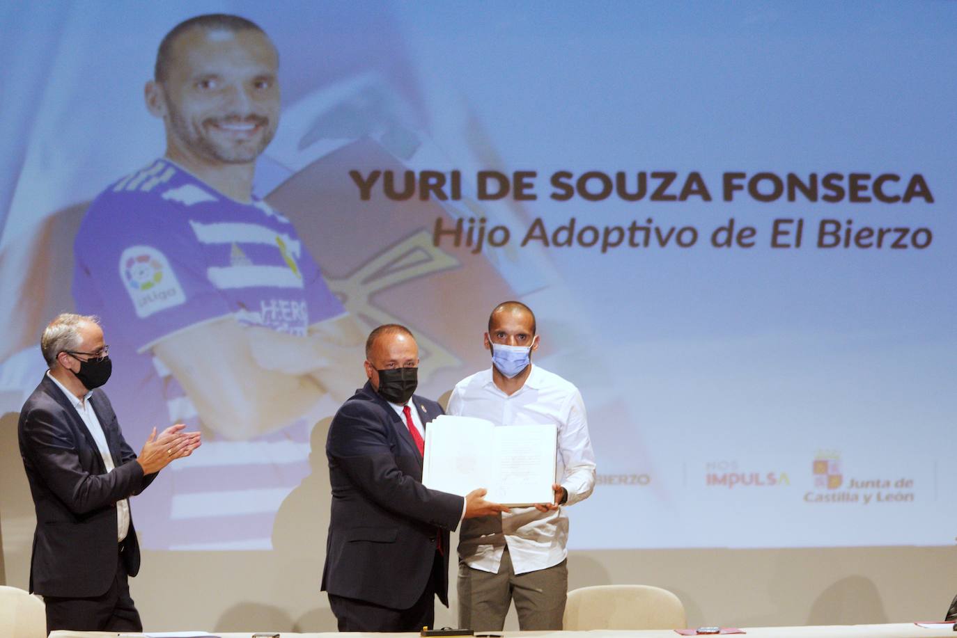 El delantero de la Ponferradina recibe el galardón que le acredita como 'Hijo Adoptivo del Bierzo' en un reconocimiento otorgado por el Consejo Comarcal del Bierzo.