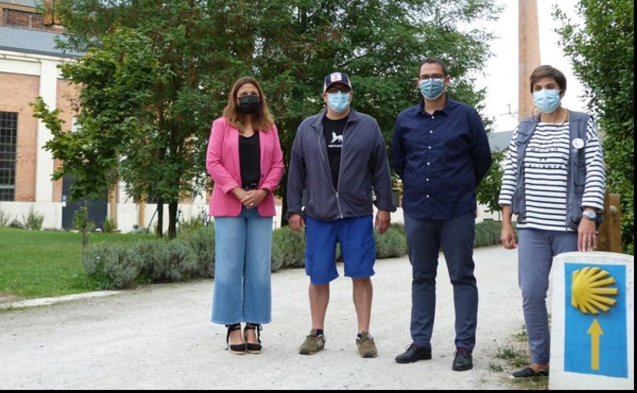 La directora del Museo de la Energía, Yasodhara López; el 'youtuber' Sergio Barrio, conocido como Profesor10demates; el responsable cultural del Centro Galicia en Ponferrada, Diego Bello; y la responsable de didáctica del museo, Marta Ferrero, presentan el ciclo 'Ciencia en el Camino'.