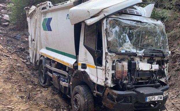 Recuperación del camión accidentado en la carretera del Oza.