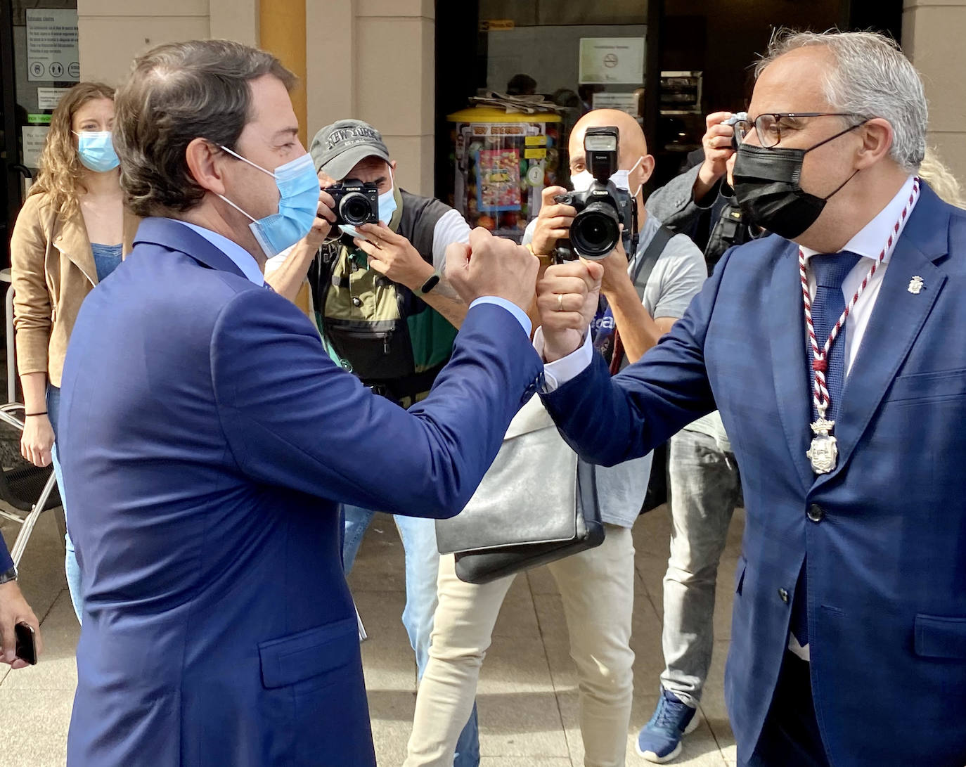 Mañueco y Ramón se saludan a la entrada del Ayuntamiento de Ponferrada.