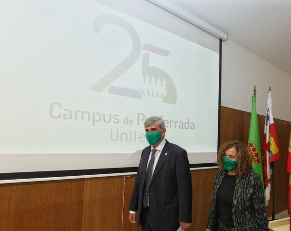 El rector de la ULE, Juan Francisco García Marín, junto a la vicerrectora para el Bierzo, Pilar Marqués durante la presentación del programa de actos y el logotipo del 25 aniversario del Campus de Ponferrada.