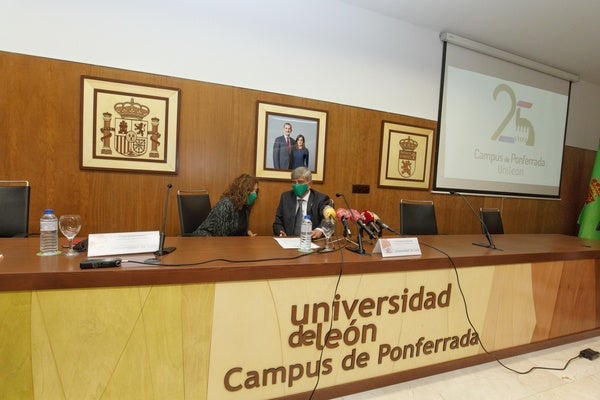 El rector de la ULE, Juan Francisco García Marín, junto a la vicerrectora para el Bierzo, Pilar Marqués durante la presentación del programa de actos y el logotipo del 25 aniversario del Campus de Ponferrada.
