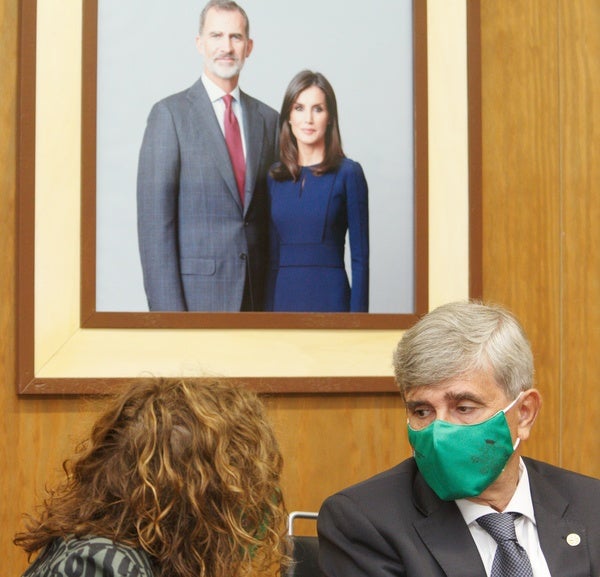 El rector de la ULE, Juan Francisco García Marín, junto a la vicerrectora para el Bierzo, Pilar Marqués durante la presentación del programa de actos y el logotipo del 25 aniversario del Campus de Ponferrada.