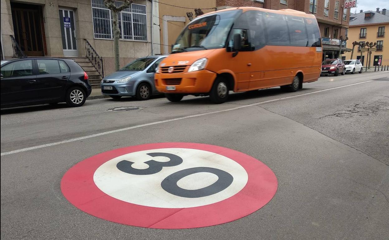 Zona 30 en la avenida del Castillo de Ponferrada. 