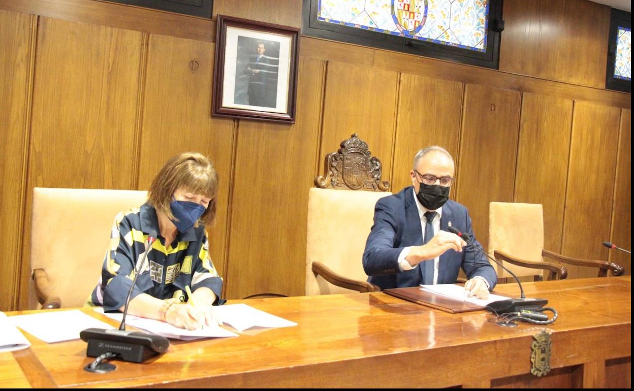 El alcalde de Ponferrada y la concejala de Hacienda, durante su intervención.