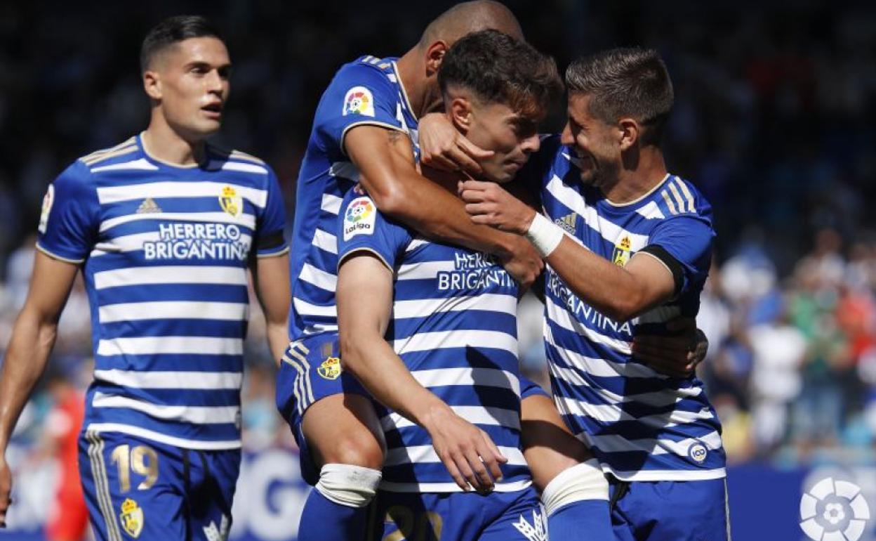 Los jugadores de la Deportiva celebran uno de los goles.