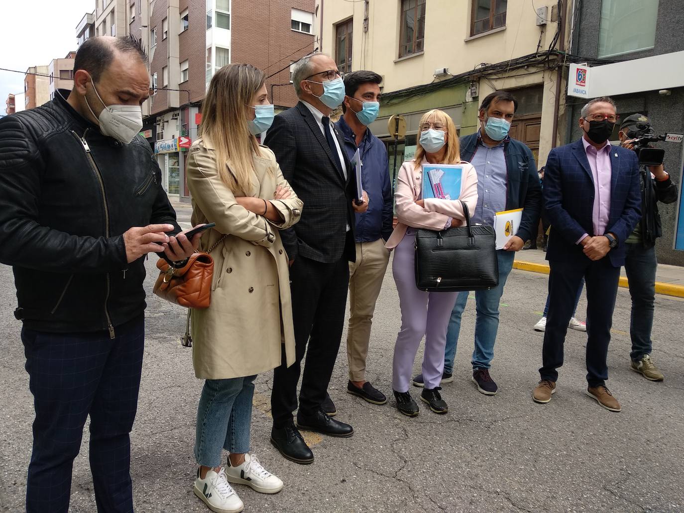 El alcalde y los concejales contemplan el plano de las obras proyectadas en la calle Gómez Núñez.