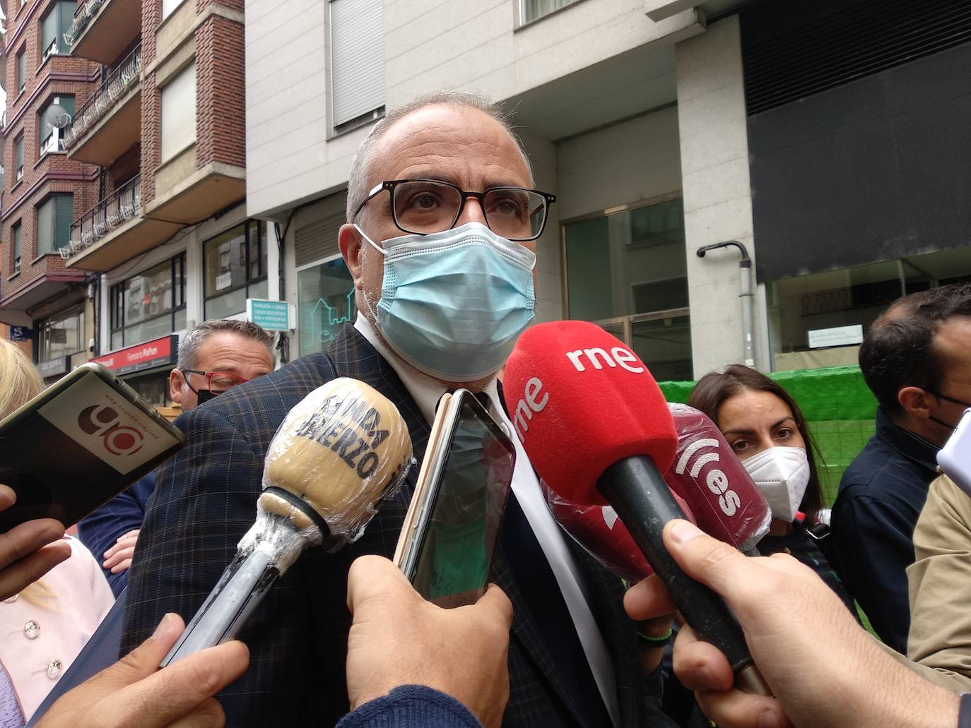 El alcalde y los concejales contemplan el plano de las obras proyectadas en la calle Gómez Núñez.