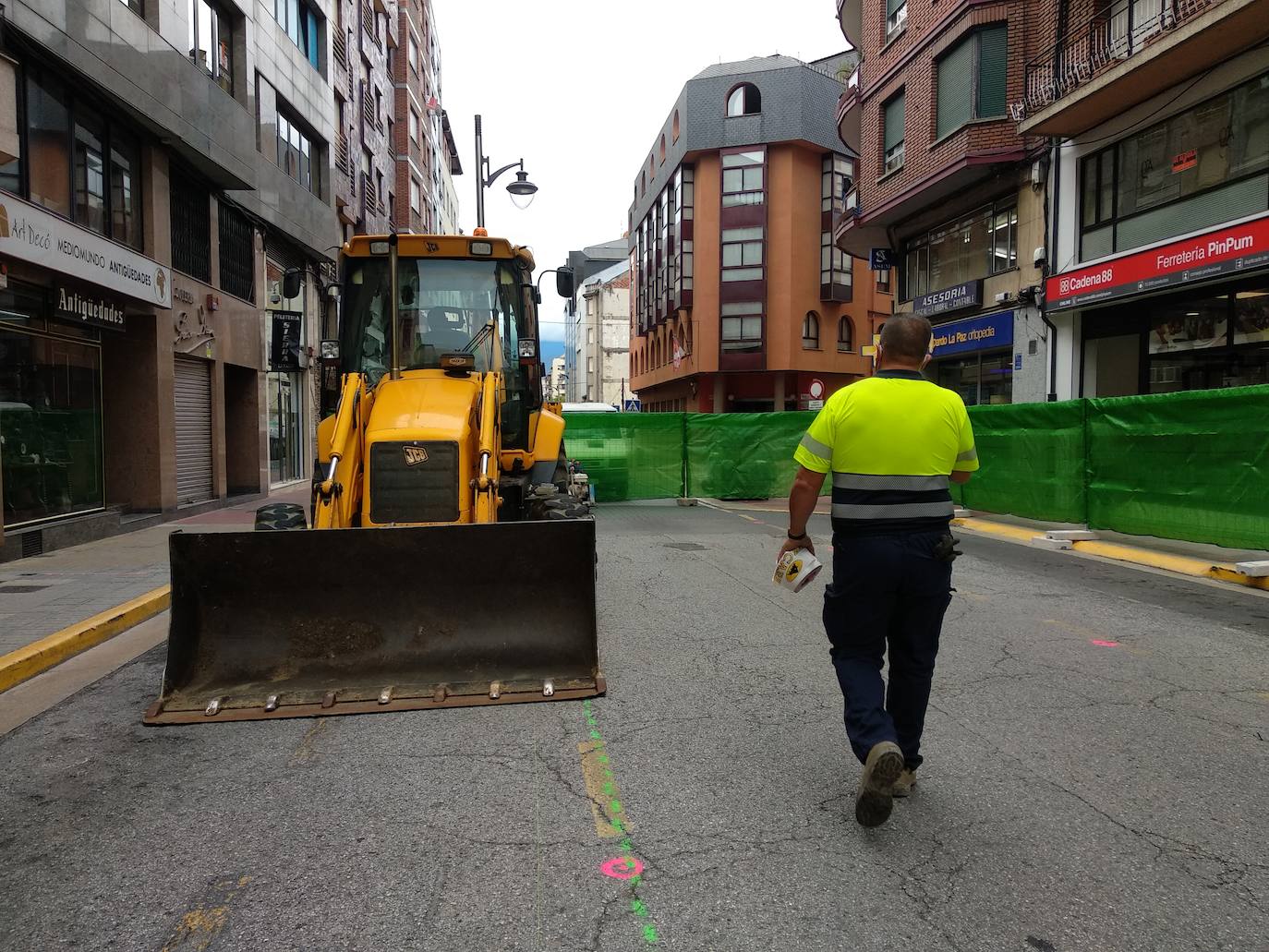 El alcalde y los concejales contemplan el plano de las obras proyectadas en la calle Gómez Núñez.