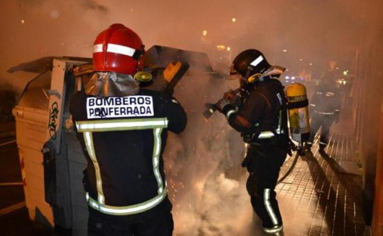 Los bomberos extinguen un incendio en un contenedor en Ponferrada.