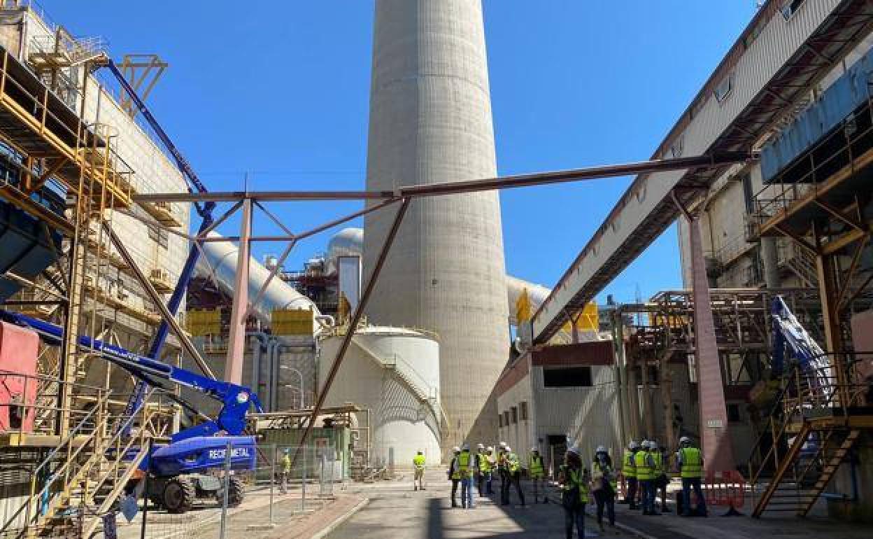 Labores de desmantelamiento de la central térmica de Compostilla II de Cubillos del Sil. 