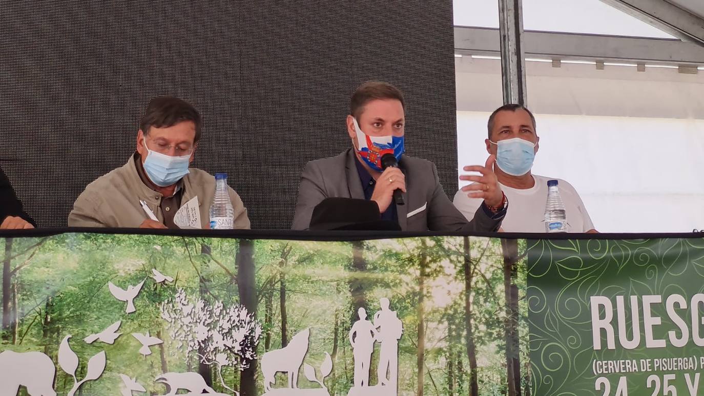El concejal Iván Alonso junto al naturalista Joaquín Araújo, duranre su intervención en la IV Feria de Ecoturismo Naturcyl.