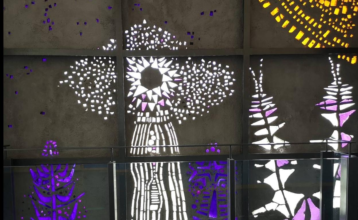 Vidriera del Campus de Ponferrada.