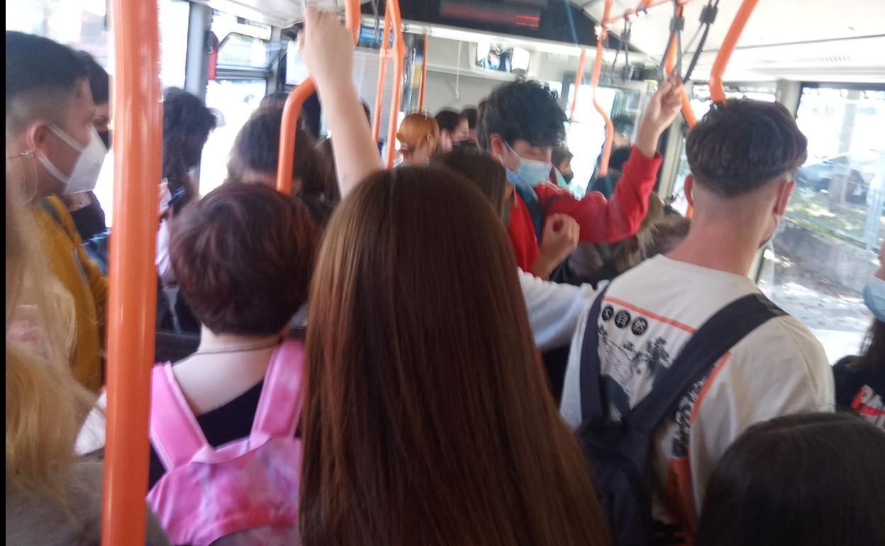 Imagen del «hacinamento» de pasajeros en los autobuses urbanos de Ponferrada.