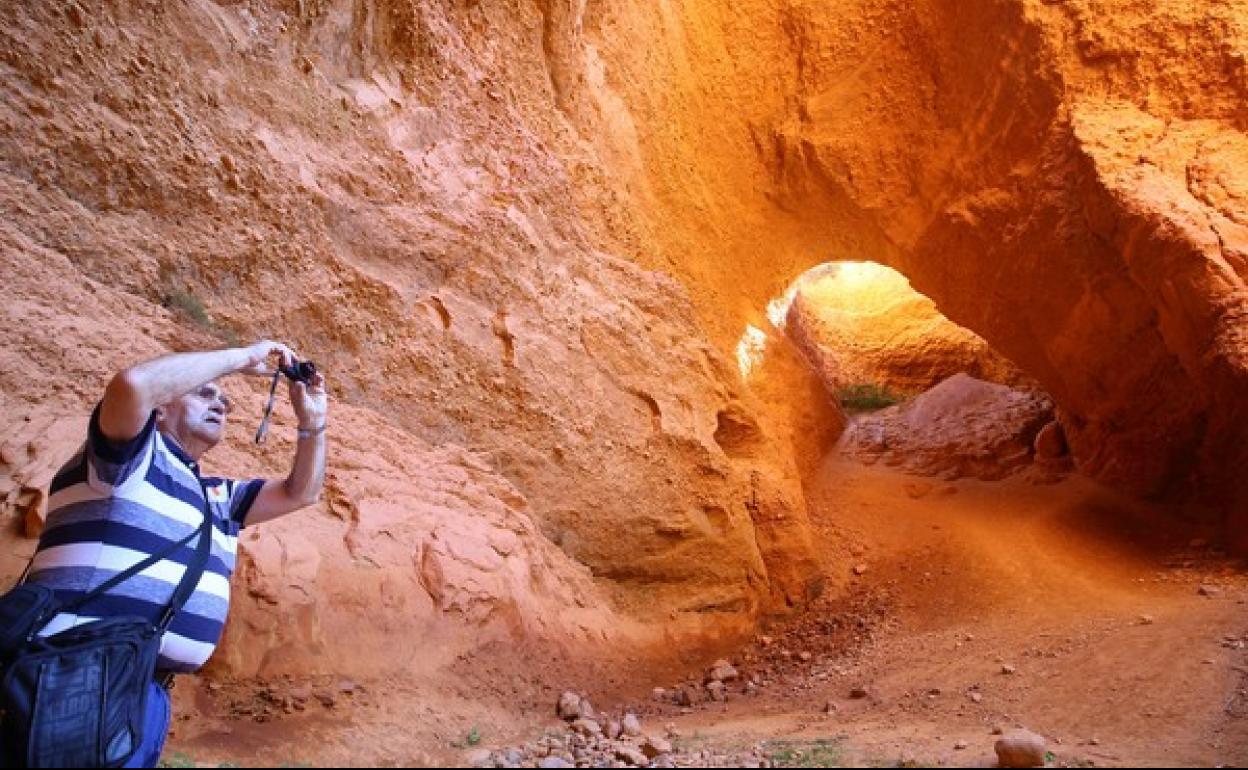 Imagen de un turista en Las Médulas.