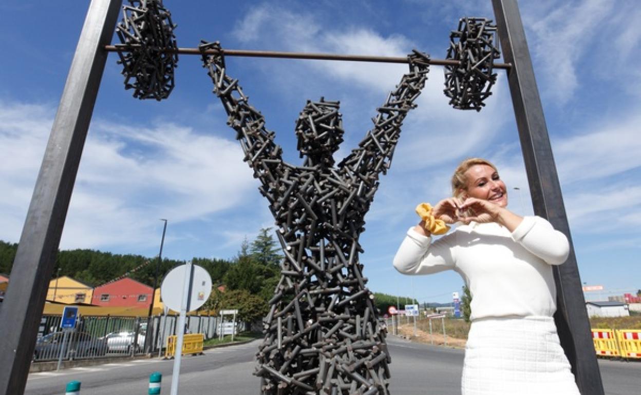 La haltera berciana Lydia Valentín junto a la escultura inaugurada en su honor en Camponaraya.