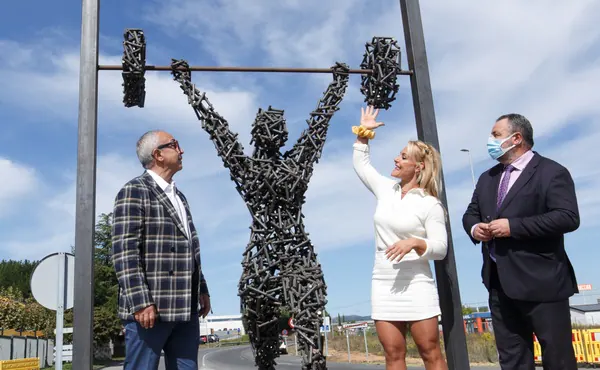 El Ayuntamiento de Camponaraya descubre una escultura en honor a la campeona olímpica de halterofilia Lydia Valentín.