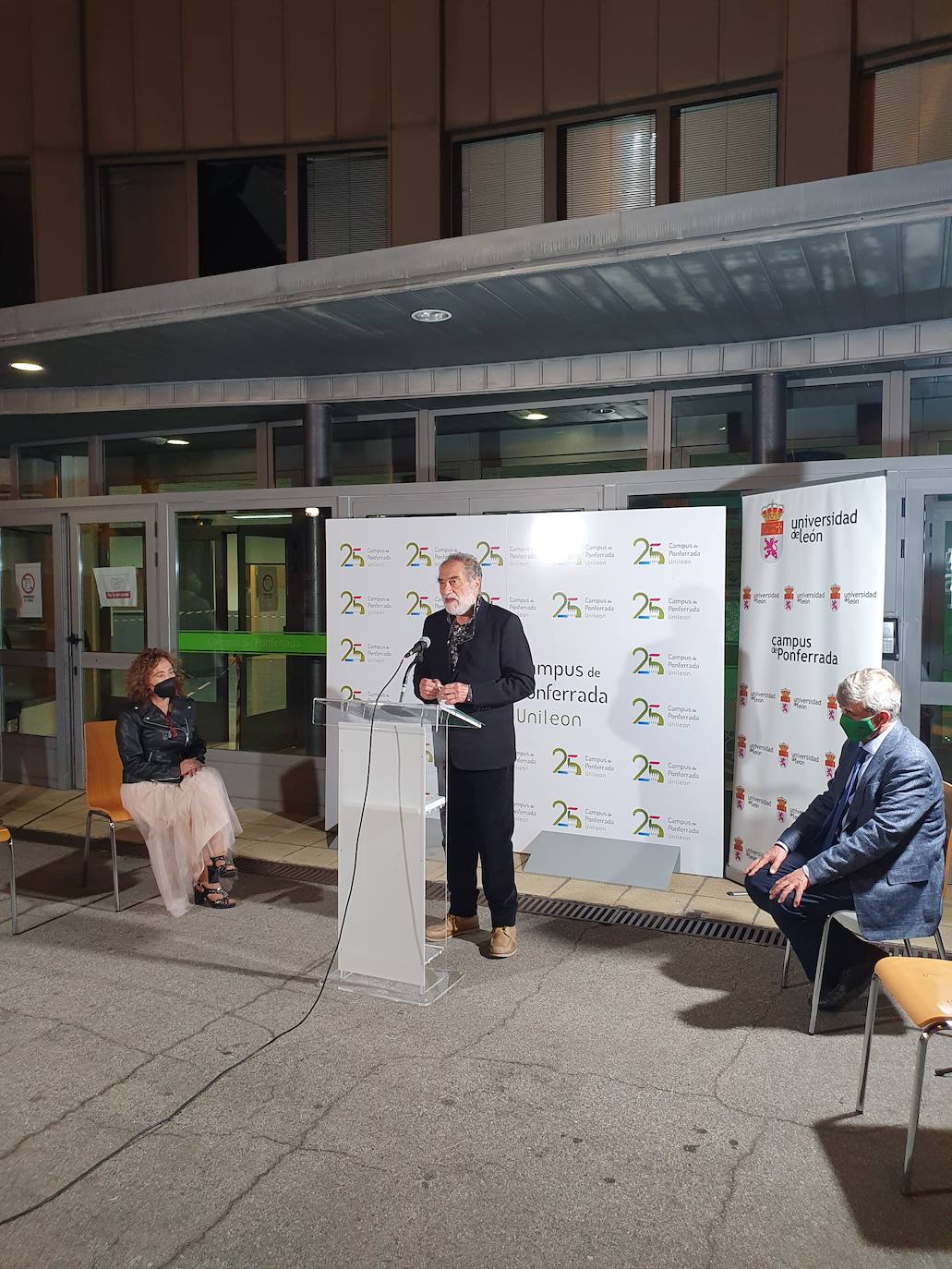 El rector de la ULE, Juan Francisco Marín, la inauguración de la restauración de la vidriera del Campus del Bierzo.