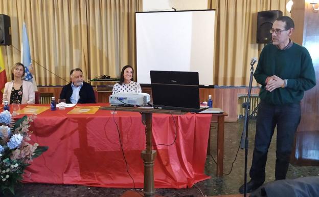 Conferencia del historiador y presidente de Fala Ceibe, Javier Lago, en el Casino de O Barco.