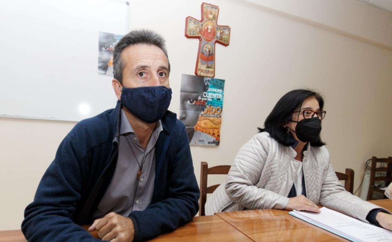 La coordinadora de la delegación de Misiones del Obispado de Astorga, Loli Rodríguez, el invitado de la campaña, Luis Carlos Rilova, durante la presentación.