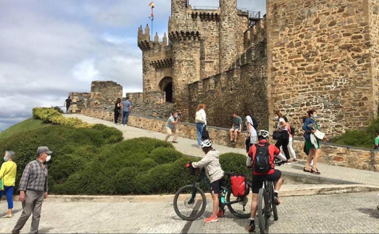 Turistas en el castillo de los Templarios.