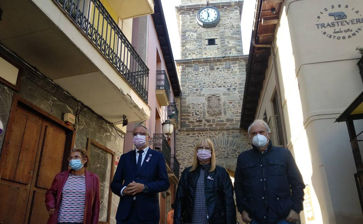 El alcalde y la edil de Infraestructuras (C), en la inauguración de las obras de restauración de la Torre del Reloj. 