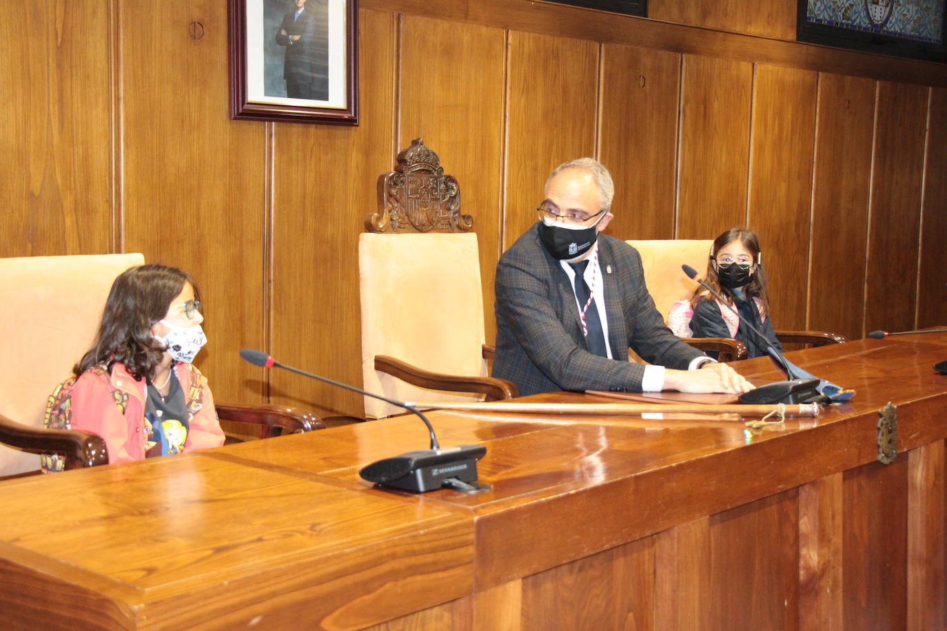 El alcalde de Ponferrada, Olegario Ramón, con los escolares durante el simulacro del pleno.