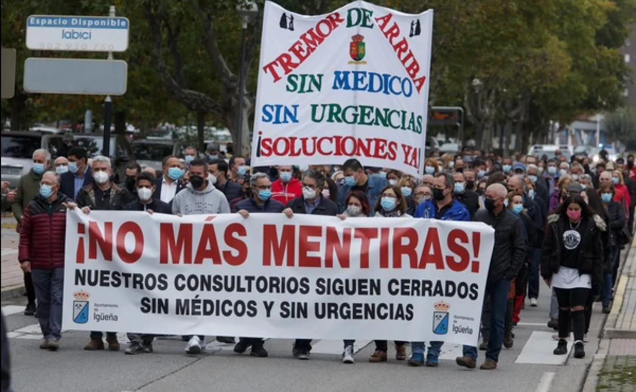 Manifestación en Ponferrada de los vecinos del municipio de Igüeña en demanda de la apertura de los consultorios.