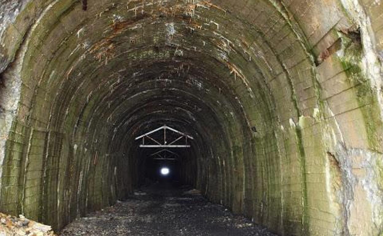 Túnel del teleférico de Minas de Tormaleo por el puerto de Cienfuegos.