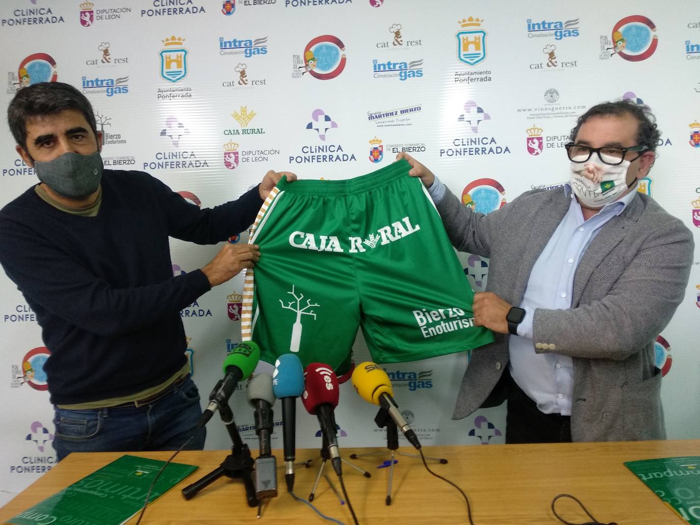 El directdor de Imagen y Comunicación de Caja Rural, Narciso Prieto, y el presidente del CBP, Óscar García, durante la firma del acuerdo. 