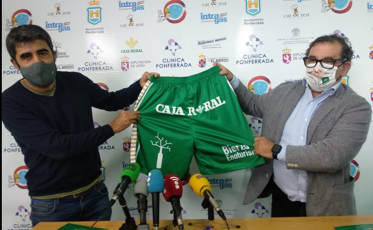 El director de Imagen y Comunicación de Caja Rural, Narciso Prieto (D), y el presidente del CBP, Óscar García, durante la firma del acuerdo.