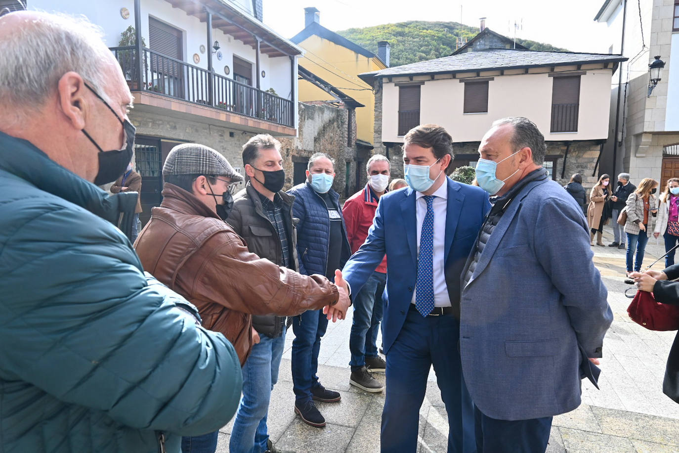 Fotos: El presidente de la Junta visita Molinaseca