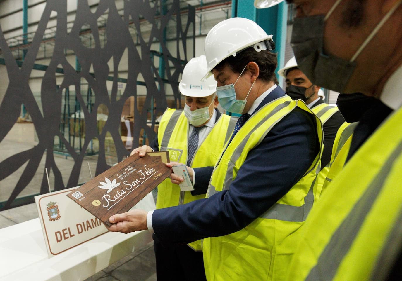 El presidente de la Junta de Castilla y León, Alfonso Fernández Mañueco, visita las instalaciones de la empresa Tvitec.