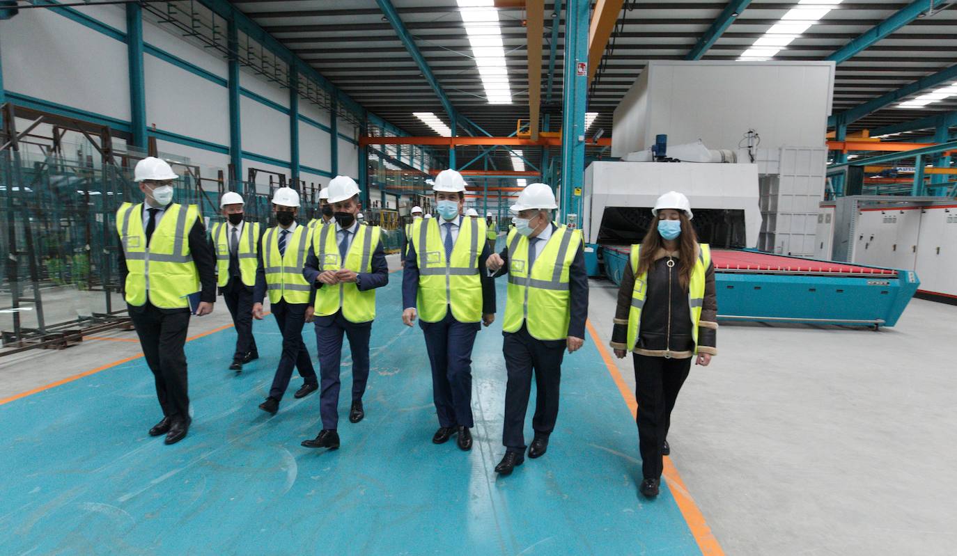 El presidente de la Junta de Castilla y León, Alfonso Fernández Mañueco, visita las instalaciones de la empresa Tvitec.