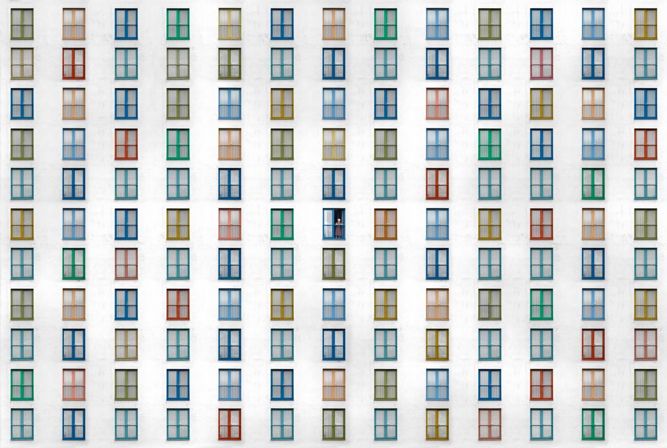 ‘Lona / Biala’, de Gustav Willeit. “La serie BIALA tiene una pauta geométrica y sus características fueron tomadas de la arquitectura urbana. Las imágenes no representan edificios completos, sino solo una parte elegida de las fachadas, para acentuar la simetría y la geometría modular de las estructuras. Al colocar una selección de formas y colores en primer plano, el artista puede privar a los edificios de su función residencial utilitaria”.