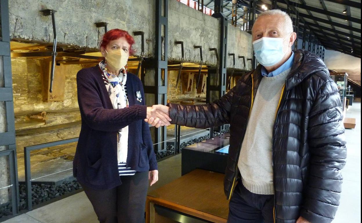 El director general de la Fundación Ciudad de la Energía, Arsenio Terrón, y la presidenta de Alzheimer Bierzo sellan el acuerdo con un apretón de manos.