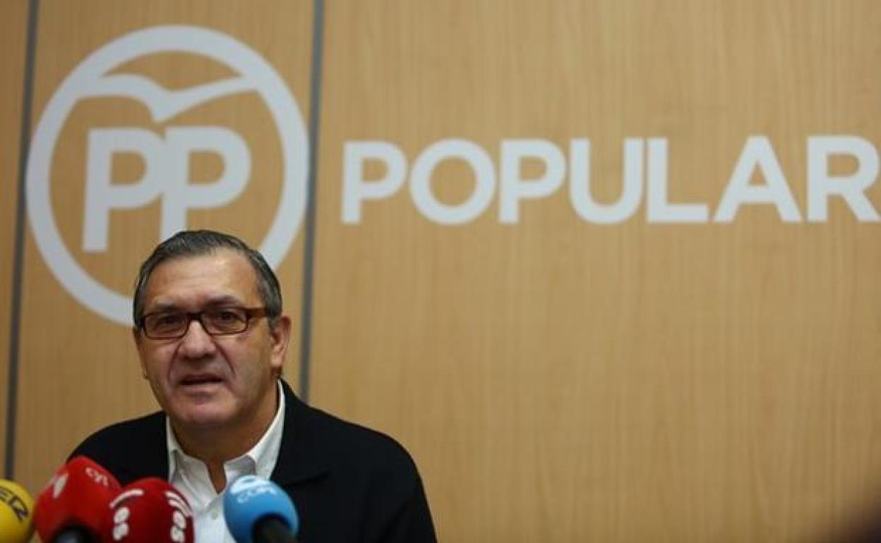 El portavoz municipal del PP en Cacabelos, Adolfo Canedo.