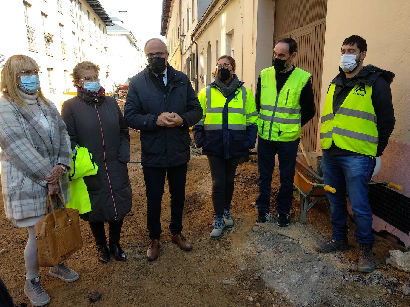 El alcalde y la concejala de Infraestructuras visitaron las obras de urbanización y renovación integral de la calle Estafeta.