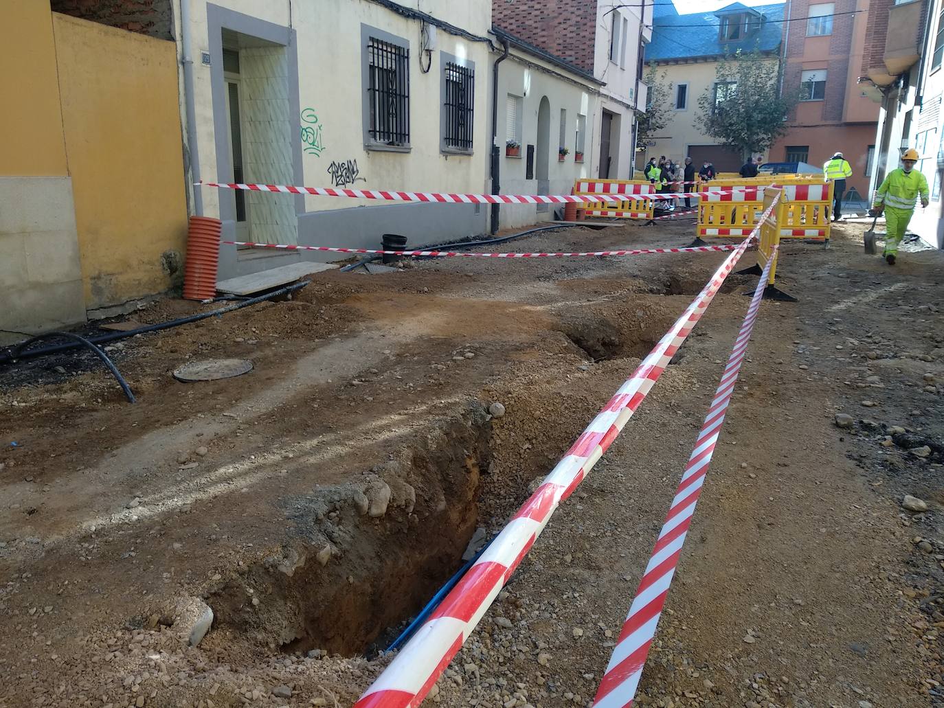 El alcalde y la concejala de Infraestructuras visitaron las obras de urbanización y renovación integral de la calle Estafeta.