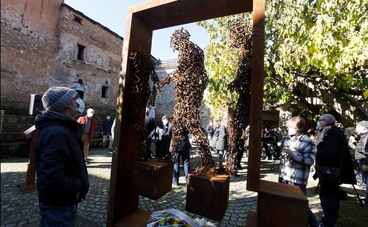 Una escultura de Amancio González recuerda a los represaliados por el franquismo.