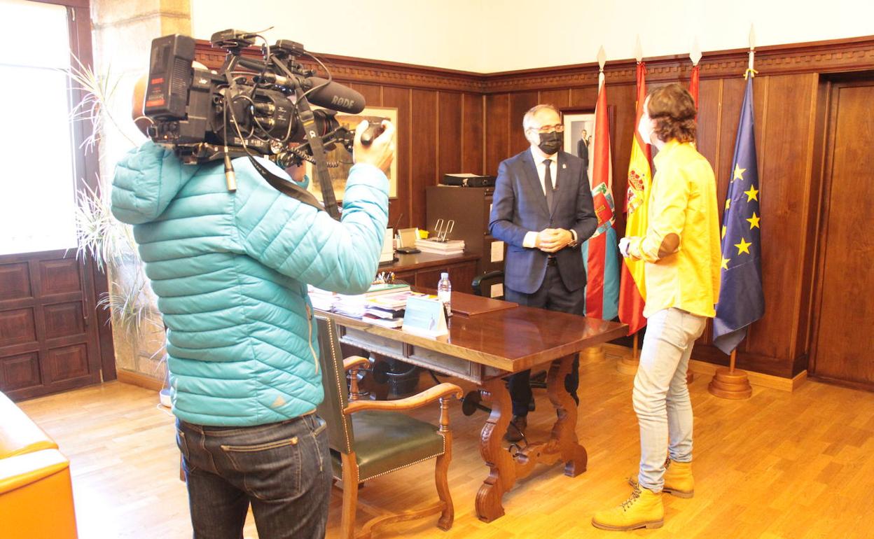 Imagen de la entrevista al alcalde de Ponferrada.
