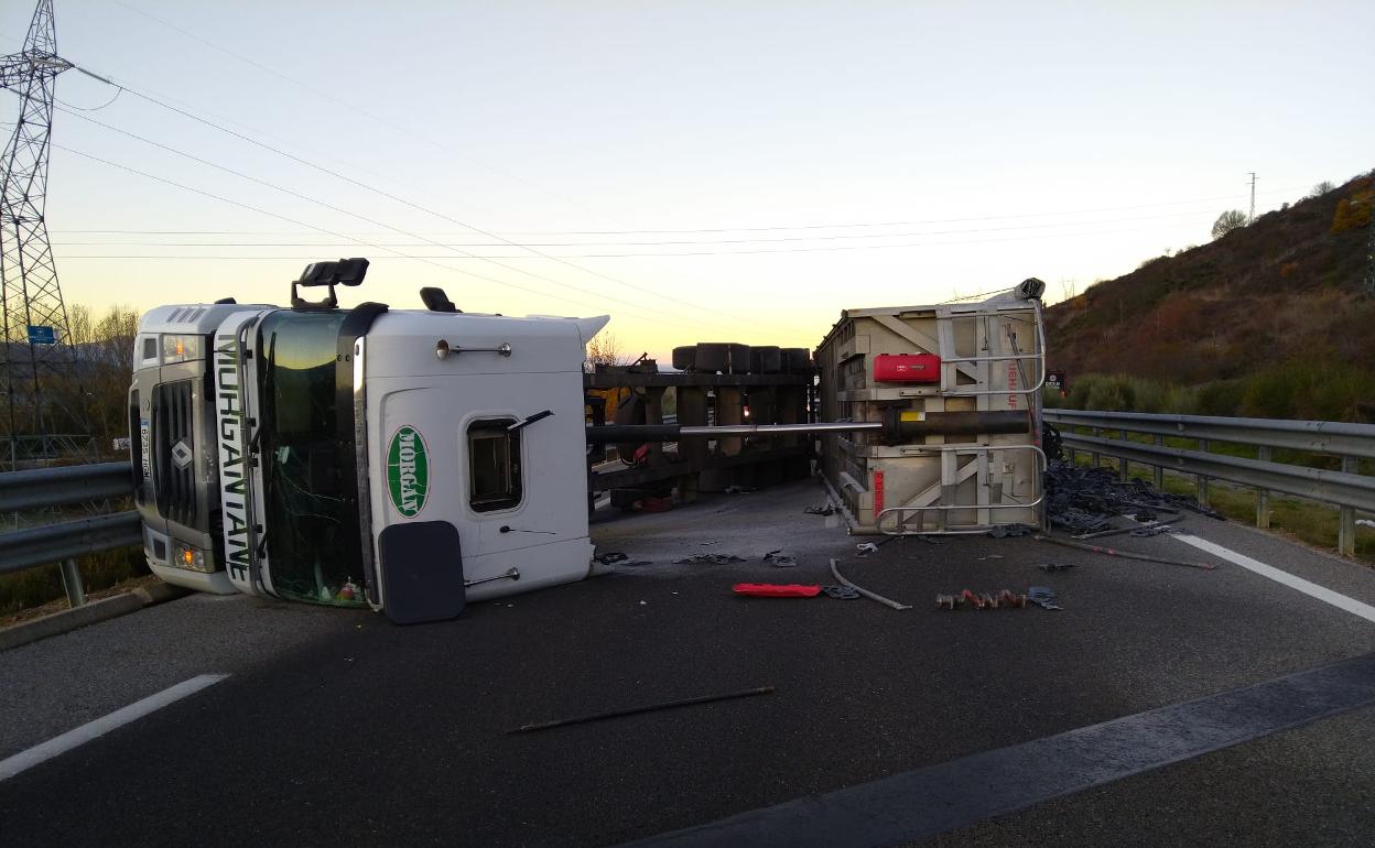 El vuelco de un camión en la A-6 en Bembibre provoca el corte de la circulación sentido Madrid. 