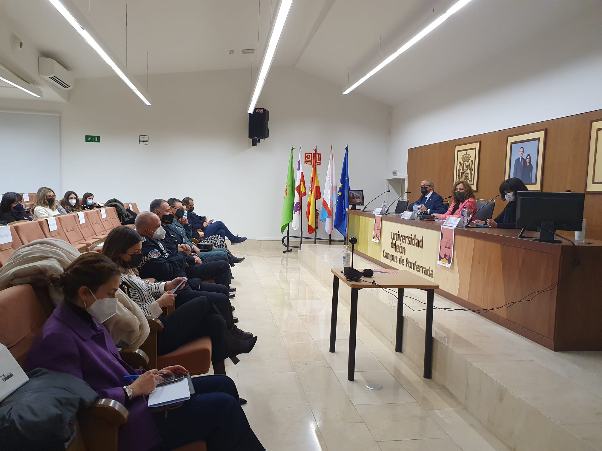 El alcalde de Ponferrada y la vicerrectora del Campus del Bierzo, en las Jornadas sobre 'Género y Violencia'.