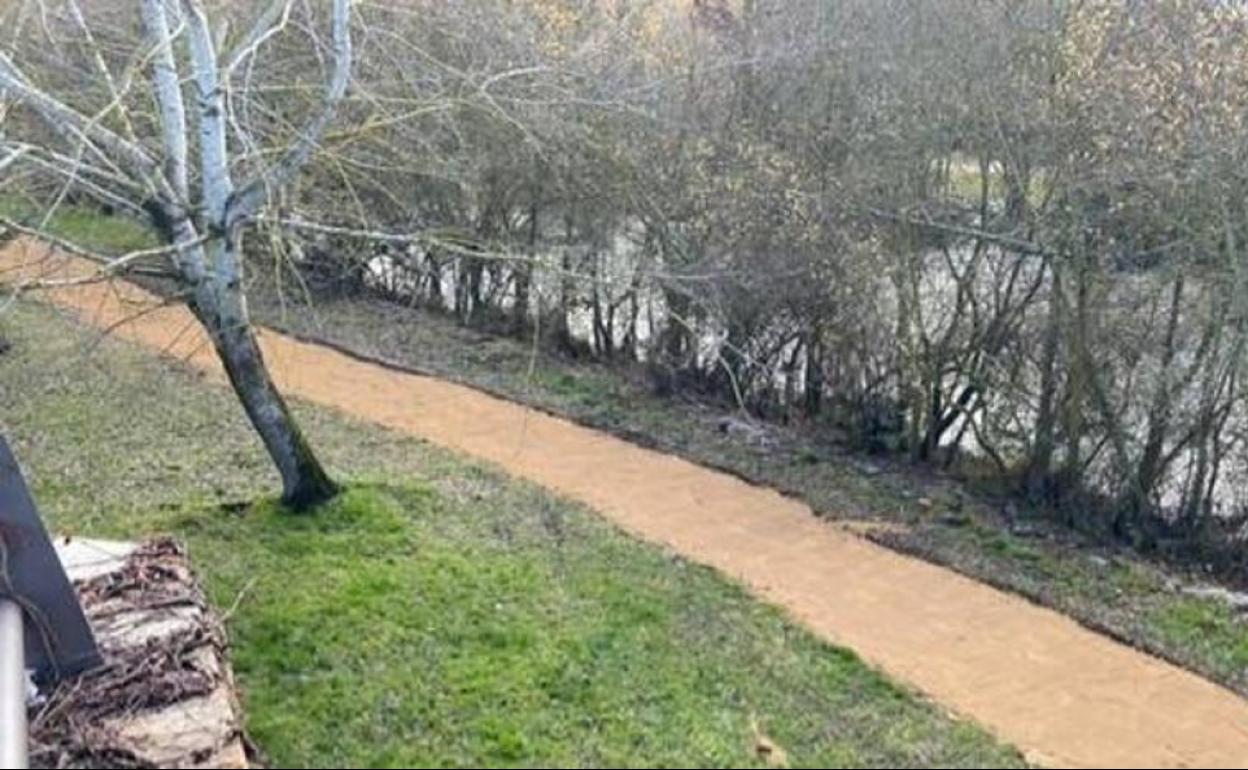 Imagen de un tramo del paseo del río Sil en Ponferrada.
