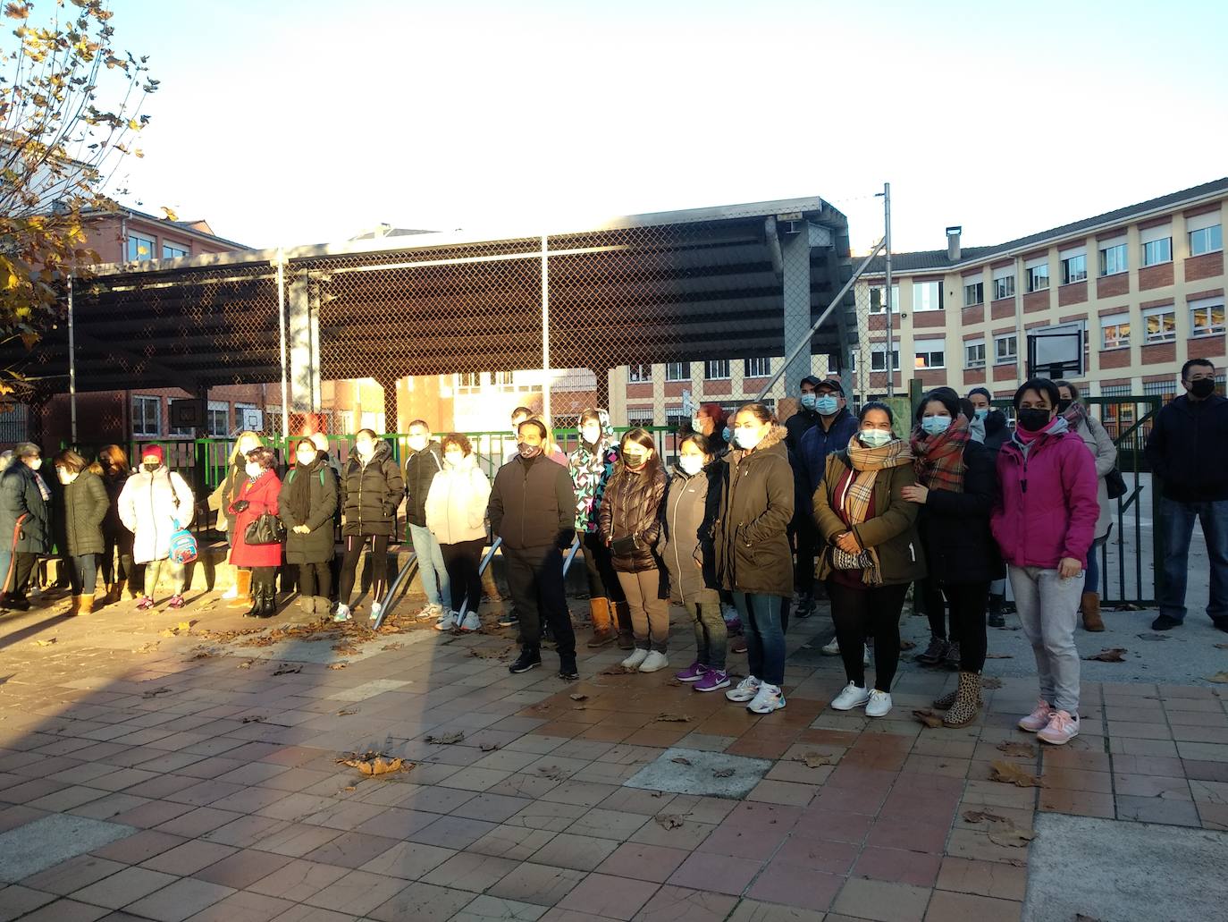 Concentración de los padres y madres de alumnos del colegio Navaliegos a las puertas del centro.